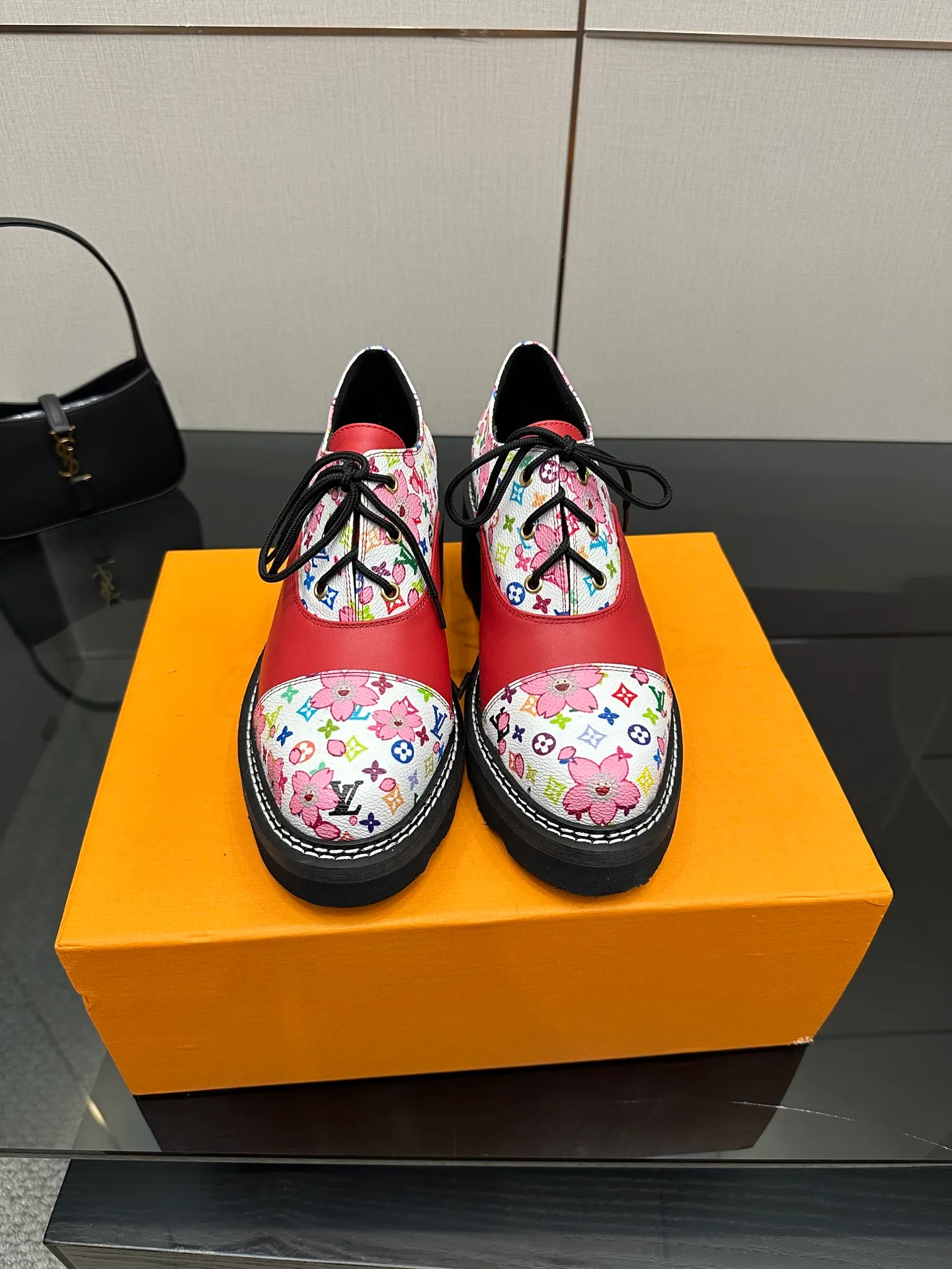 👟👟Ex-factory price 720👟👟 LOUIS VUITTON Louis Vuitton counter latest model top version LV inner cowhide material is real! Original 1:1 material reproduction! Modern and casual in one! Release a strong aura like a queen 🔥Capture everyone's attention instantly💃 Inner/foot pads: imported cowhide Fabric: cowhide Outsole: full genuine leather Code number: 35-41 (40, 41, 42 customizations are not returnable)